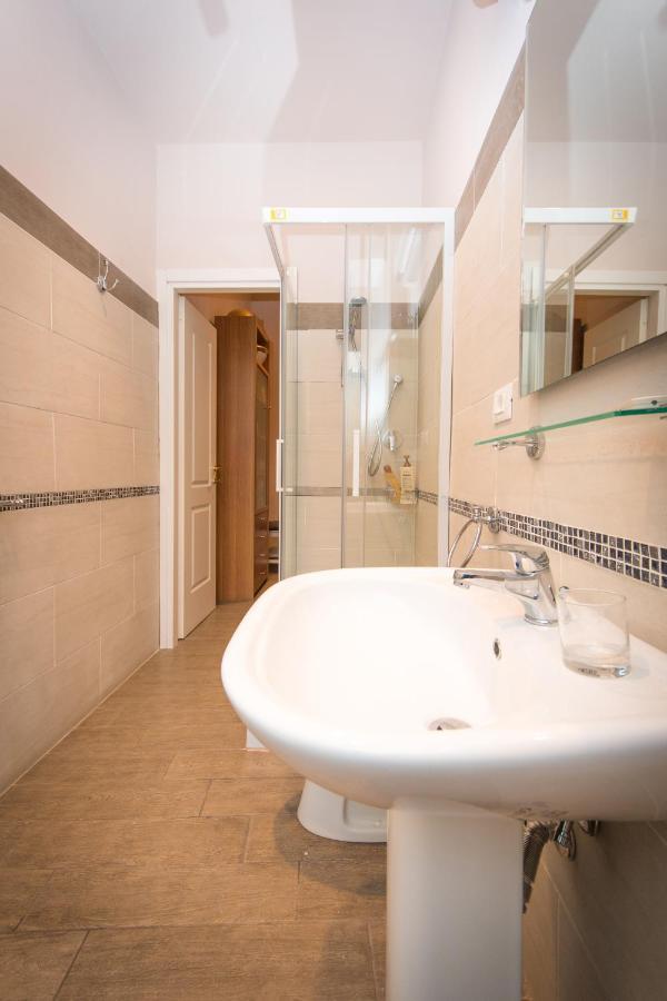 Vercelli Guest House Near San Giovanni روما المظهر الخارجي الصورة